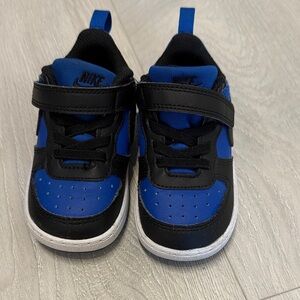 Nike Kids Sneakers in Black and Blue